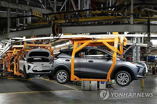 미시간주의 GM 쉐보레 볼트 전기차 생산라인. AP 연합뉴스